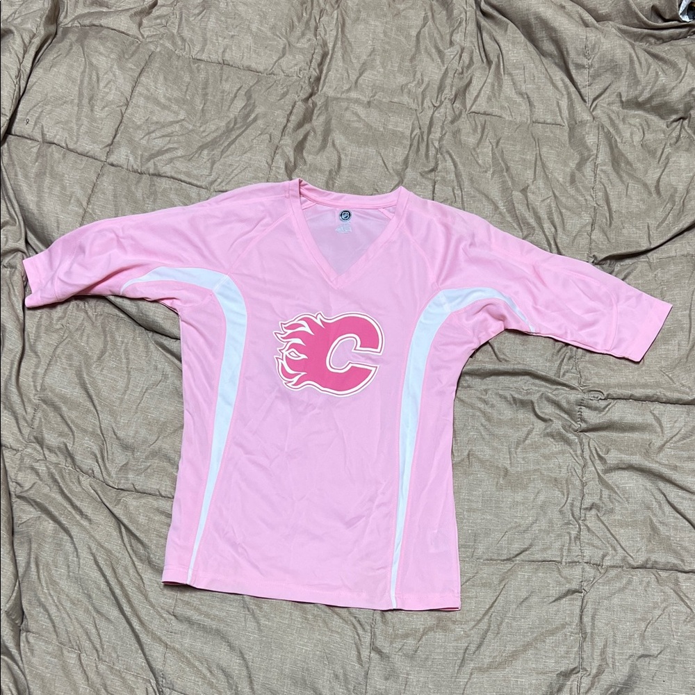 NHL NWOT Calgary Flames Women's Jersey Breast Cancer Awareness Medium 3/4 Sleeve